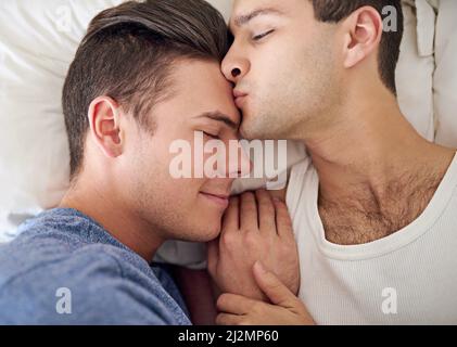 HES la mia metà migliore. Scatto di una giovane coppia gay che si rilassa a letto. Foto Stock