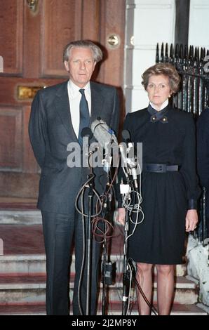 Michael Heseltine concede la vittoria per la leadership del partito conservatore a John Major. Raffigurata al di fuori della sua casa Belgravia, la moglie Anne al suo fianco . 27th novembre 1990. Foto Stock