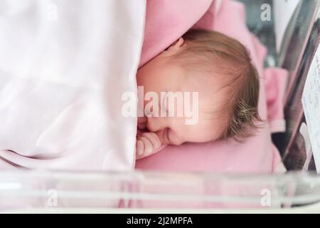 Ha bisogno di tutto il sonno che può ottenere. Shot di una bambina appena nata in ospedale. Foto Stock