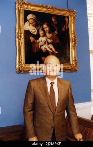 Sir John Hall, sviluppatore di proprietà (cavaliere 1991) e presidente di vita ed ex presidente del Newcastle United Football Club (1992-1997), nella foto di Wynyard Hall Estate, County Durham, 10th giugno 1991. I nostri spettacoli di foto ... John Hall con dipinti di ritorno nella cappella. Spera di poter convincere Lord Londonderry a tornare nella sua ex casa. Il signor Hall ha investito 3million sterline per riportare la casa signorile alla sua gloria precedente. Foto Stock