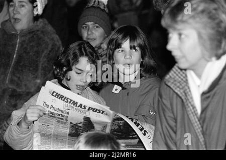 La luce di Natale si accende al Broad Street Mall, Reading. 21st novembre 1991. Foto Stock