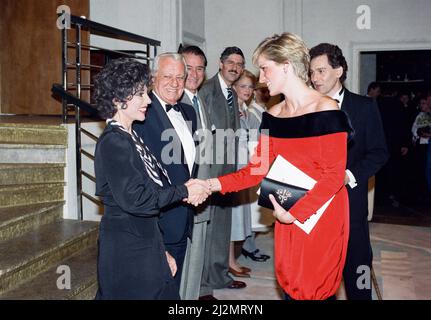 La principessa Diana con l'attrice Joan Collins dopo un'esecuzione benefica della commedia Private Lives all'Aldwych Theatre di Londra. La principessa indossa un nuovo abito da cocktail di seta rosso laccato con colletto e orlo di velluto nero di Victor Elderstein. Presenta una cintura larga e una scollatura a spalla. 24th settembre 1990. Foto Stock