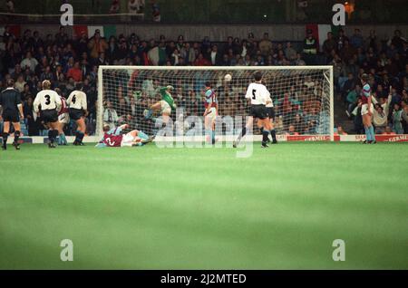 UEFA Cup 2nd round 1st LEG Match, Aston Villa 2 - 0 Inter Milano tenuto a Villa Park. 24th ottobre 1990. Foto Stock