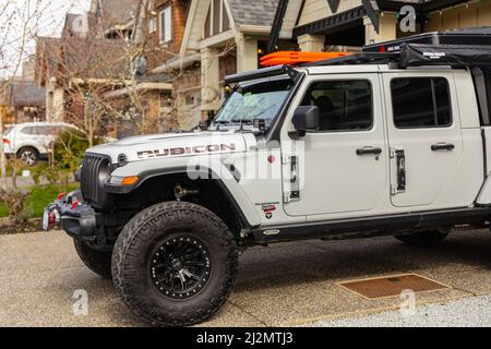 Nuovo Jeep Gladiator Rubicon pick-up camion da vicino. Foto di strada, fuoco selettivo, nessuno-Vancouver BC, Canada-Marzo 27,2022. Foto Stock