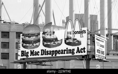 Affissioni per McDonalds Big Mac nel centro di San Diego, California Foto Stock