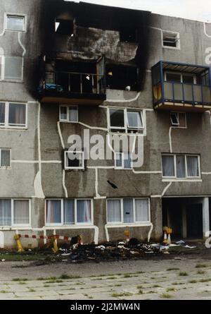 Fuoco a maisonette a West Granton Crescent, Edimburgo (20th maggio 1991) uccise la nonna May McGregor e i suoi nipoti, Karen, Five, e Kirsty Lawrie, quattro. La nostra foto mostra ... Vigili del fuoco a West Granton Crescent, 21st maggio 1991. Tragicamente, le due ragazze piccole non dovrebbero essere alla loro nonna quella notte affatto. Ma la loro madre, la signora Beryl Lawrie, infermiera ausiliaria, aveva accettato di lavorare un ulteriore turno a causa della carenza di personale in una casa di anziani. Alex Birrell è stato incarcerato per tutta la vita con una raccomandazione che ha servito almeno 15 anni per masterminding il blaze che ha sostenuto th Foto Stock