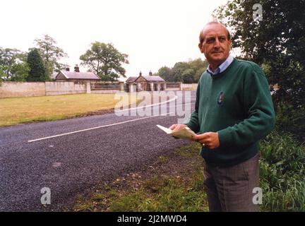 Sir John Hall, sviluppatore di proprietà (cavaliere 1991) e presidente di vita ed ex presidente del Newcastle United Football Club (1992-1997), nella foto di Wynyard Hall Estate, County Durham, 10th giugno 1991. I nostri spettacoli di foto ... Sir John Hall si trova alle porte di Wynyard Hall, attualmente sta combattendo contro i piani per una punta di rifiuti vicino alla sua casa, dove vuole costruire case. Foto Stock