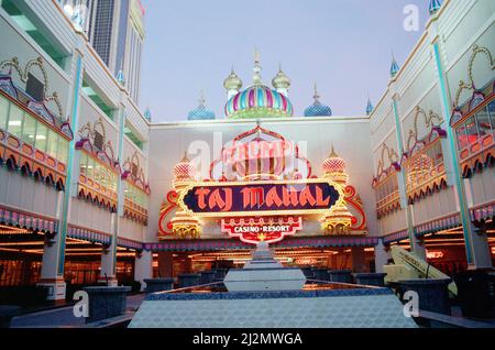 Taj Mahal, il casinò di proprietà di Donald Trump a Atlantic City, USA. Il casinò ha aperto il 2nd 1990 aprile. Il casinò Trump Taj Mahal è emerso dal fallimento venerdì 26th febbraio 2016, ed è stato preso in consegna da Icahn, l'investitore miliardario che ora possiede due dei più grandi casinò della città. (Possiede anche il casinò Tropicana di Atlantic City). Foto scattata il 28th marzo 1990, pochi giorni prima dell'apertura del Taj Mahal da parte di Donald Trump. Foto Stock