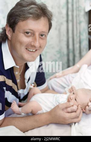 Il giocatore britannico di freccette Eric Bristow pone a casa con la sua nuova bambina nata che è stata chiamata Louise. 29th agosto 1991. Foto Stock