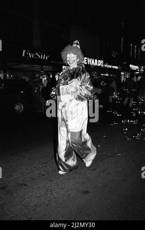 La luce di Natale si accende al Broad Street Mall, Reading. 21st novembre 1991. Foto Stock