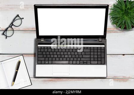 Computer portatile con occhiali, blocco note, penna e succulente sullo sfondo in legno. Simulazione con spazio di copia. Vista dall'alto. Concetto di lavoro freelance e internet. Foto Stock