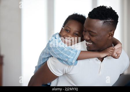 Dove dovremmo andare. Ritratto corto di un adorabile ragazzino che è piggybacked intorno al soggiorno da suo padre. Foto Stock