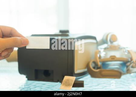 Il filtro dell'aria della macchina CPAP deve essere sostituito mensilmente. Foto Stock