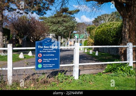 Cartello all'ingresso di una tenuta privata senza diritto pubblico di passaggio in Sea Estate, Rustington, West Sussex, Inghilterra, Regno Unito.