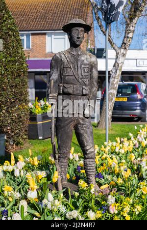 Piantagione commemorativa di 100 anni della prima Guerra Mondiale (Guerra Mondiale 1) circondata da fiori in primavera a Rustington, West Sussex, Inghilterra, Regno Unito. Foto Stock