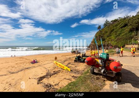 Surf salvataggio di dinghy e surf salvataggio volontari sulla spiaggia di Bilgola a Sydney, NSW, Australia Foto Stock