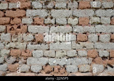 Muro di mattoni di fango eroso di argilla secca e paglia, Serbia Foto Stock