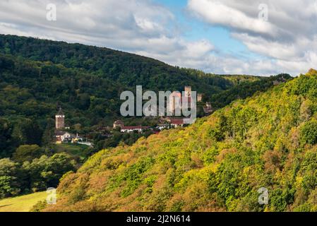 Piccola cittadina di Haredgg con rovine di un castello a Thaytal in Austria, vicino ai confini con la repubblica Ceca Foto Stock