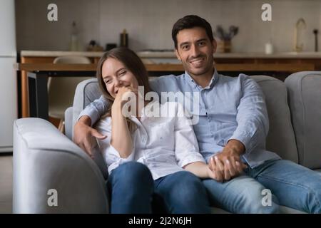 Felice attraente giovane coppia casa testa ritratto scatto Foto Stock