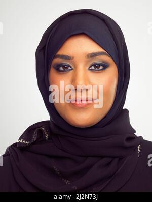 Bellezza mediorientale. Studio ritratto di una giovane donna musulmana. Foto Stock