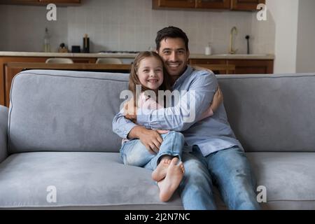 Allegro bel papà che tiene la bambina in braccio Foto Stock