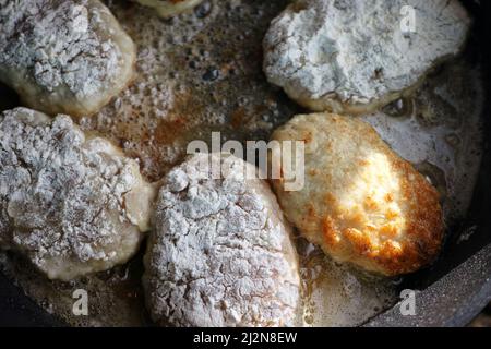 Le cotolette che cucinano in padella, da interno in primo piano Foto Stock