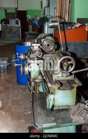 Parti metalliche finite. Prodotti metallici. Industria pesante. Macchine retro in fabbrica. Senza persone. Sul tavolo sono appoggiati sbozzi di acciaio tondi Foto Stock