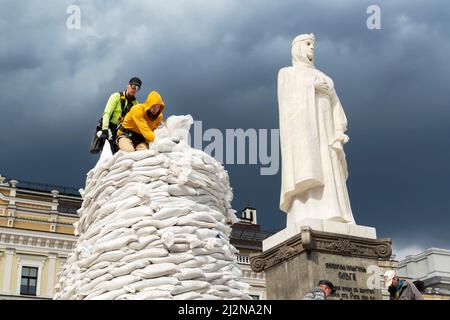 Kiev, Ucraina, 29 marzo 2022, volontari coprono il monumento alla Principessa Olga, Sant'Andrea Apostolo, educatori Cirillo e Metodio con sacchi di sabbia a. Foto Stock