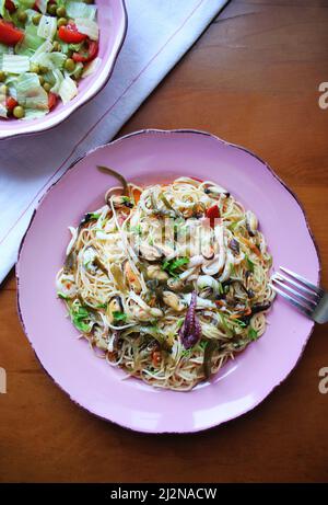 Spaghetti misti di pesce con verdure Foto Stock