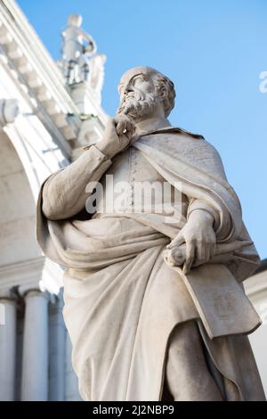 Statua del Palladio accanto alla Basilica Palladiana in Piazza dei Signori, Vicenza, Italia Foto Stock