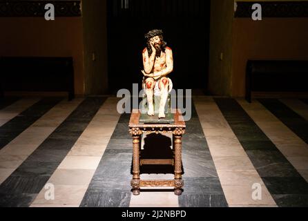 Lima, Perù - Luglio 17 2010: Statua del Cristo de la Soledad de la Catedral de Lima. Una scultura di Gesù Cristo seduto nella solitudine. Foto Stock