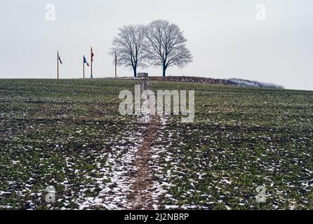 Zuran Hill sul campo di battaglia di Austerlitz in Moravia, Repubblica Ceca, con un Memoriale per la battaglia e le bandiere Foto Stock