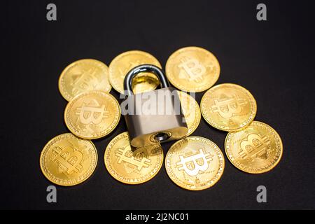 Bitcoin e serratura. Concetto di sicurezza e sicurezza degli investimenti in criptovaluta Foto Stock