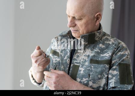 Ritratto soldato senior in uniforme militare Foto Stock