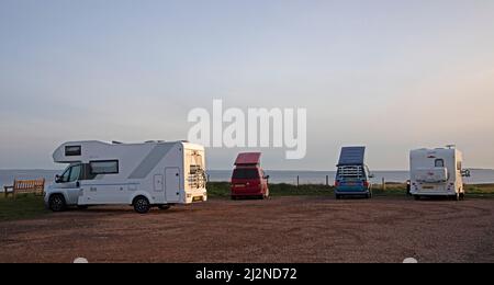 North Berwick, East Lothian, Scozia, Regno Unito. 3rd aprile 2022. Partenza soleggiata per questi camper e proprietari di camper con grandi vedute sul mare appena fuori dal centro della città. North Berwick è stata recentemente nominata la 6th città costiera più attraente da visitare nel Regno Unito, Credit: Newsandmore/almy live news. Foto Stock