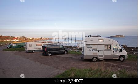 North Berwick, East Lothian, Scozia, Regno Unito. 3rd aprile 2022. Partenza soleggiata per questi camper e proprietari di camper con grandi vedute sul mare appena fuori dal centro della città. North Berwick è stata recentemente nominata la 6th città costiera più attraente da visitare nel Regno Unito, Credit: Newsandmore/almy live news. Foto Stock