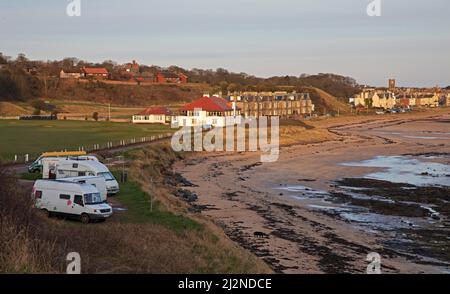 North Berwick, East Lothian, Scozia, Regno Unito. 3rd aprile 2022. Partenza soleggiata per questi camper e proprietari di camper con grandi vedute sul mare appena fuori dal centro della città. North Berwick è stata recentemente nominata la 6th città costiera più attraente da visitare nel Regno Unito, Credit: Newsandmore/almy live news. Foto Stock