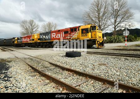 REEFTON, NUOVA ZELANDA, 6 SETTEMBRE 2021: Un treno merci alla stazione ferroviaria di Reefton, 6 settembre 2021. Foto Stock