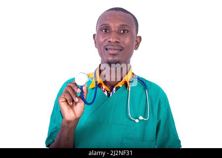 ritratto di un giovane medico maschile in uniforme verde che tiene uno stetoscopio ospedaliero. Foto Stock