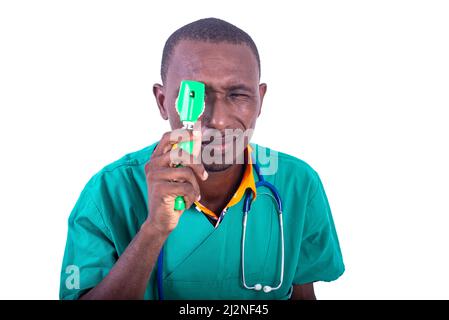 ritratto di un giovane medico oftalmologo maschile in uniforme verde che tiene uno stetoscopio ospedaliero. Foto Stock