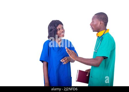 medico e infermiere che discutono i rapporti medici del paziente, medico maschio che punta il dito in avanti. Medico e infermiere che discutono i rapporti medici del paziente con il doc Foto Stock