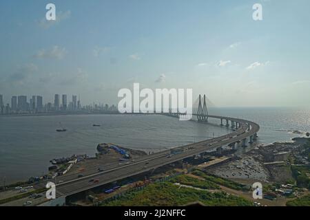 Bandra Worli Sea link Arial Timelpase Video con Mumbai Skyline e Moving Sky India Foto Stock