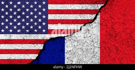 USA e Francia. Bandiere verniciate su pareti di calcestruzzo fessurate. Stati Uniti, America. Concetto di partnership, relazioni e conflitti. Sfondo banner Foto Stock