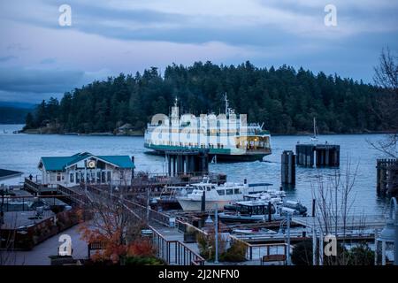 Friday Harbor, WA USA - circa Novembre 2021: Vista del Tillikum Washington state Ferry attracco a San Juan Island, in procinto di scaricare i suoi passeggeri a. Foto Stock