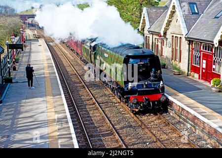 Battaglia di Gran Bretagna Classe n. 34067 Tangmere a Kirkby Stephen Station, stabilirsi a Carlisle Railway, Cumbria, 2nd aprile 2022 Foto Stock