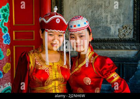 Donne mongolo in abbigliamento tradizionale, Museo del Tempio di Choijin lama, Ulaanbaatar, Mongolia. © Kraig Lieb Foto Stock