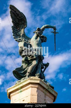 Roma, Italia - 27 maggio 2018: Statua in bronzo di Michele Arcangelo di Pietro Anton von Verschaffelt sulla sommità del Castello di Castel Sant'Angelo Foto Stock