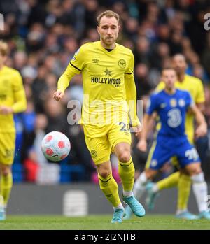 Londra, Regno Unito. 02nd Apr 2022. 02 Aprile 2022 - Chelsea contro Brentford - Premier League - Stamford Bridge il Christian Eriksen di Brentford durante la partita a Stamford Bridge. Picture Credit : Credit: Mark Pain/Alamy Live News Foto Stock