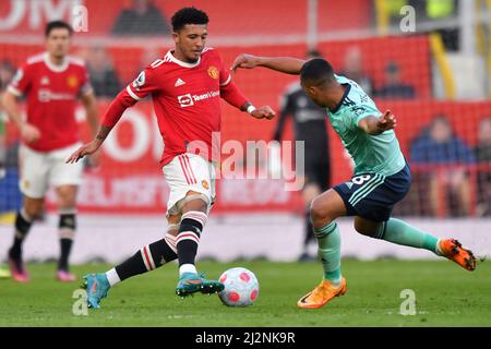 Jadon Sancho del Manchester United e Youri Tielemans di Leicester City durante la partita della Premier League a Old Trafford, Greater Manchester, Regno Unito. Data foto: Sabato 2 aprile 2022. Il credito fotografico dovrebbe leggere: Anthony Devlin Foto Stock