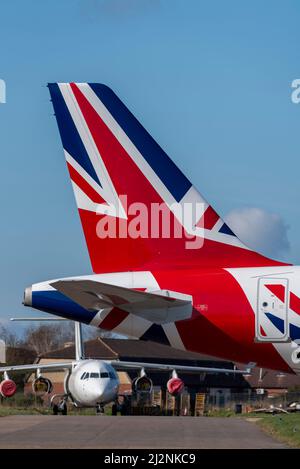 London Southend Airport, Essex, Regno Unito. 3rd Apr 2022. Il secondo dei due aerei di linea Airbus A321NEO è stato introdotto nel sistema di colori Union Flag per i voli VIP da parte di personale governativo e royalty. Dopo un grande RAF Airbus A330 Voyager jet, soprannominato Boris Force One, è stato trasformato per viaggi a lungo raggio due Titan Airways A321NEO jet hanno seguito per voli più brevi. Questo secondo dei due, registrazione G-GBNI, è stato dipinto a Southend e partì alla sua base all'aeroporto di Stansted questa mattina pronto per il servizio. Sarà gestito da Titan Airways secondo necessità. Schema di coda, oltre i vecchi BAe146 Foto Stock